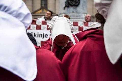 DIGNITE GLAVE: Kako su „sluškinje“ okupirale grad (FOTO)