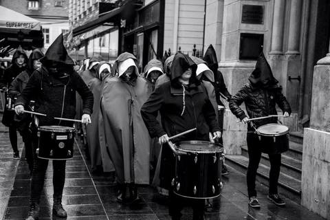 DIGNITE GLAVE: Kako su „sluškinje“ okupirale grad (FOTO)