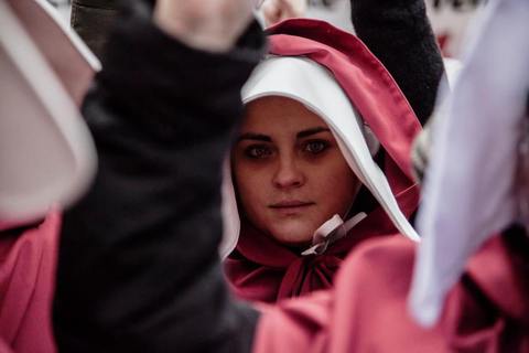 DIGNITE GLAVE: Kako su „sluškinje“ okupirale grad (FOTO)