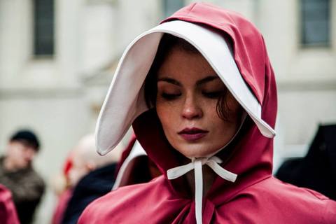 DIGNITE GLAVE: Kako su „sluškinje“ okupirale grad (FOTO)