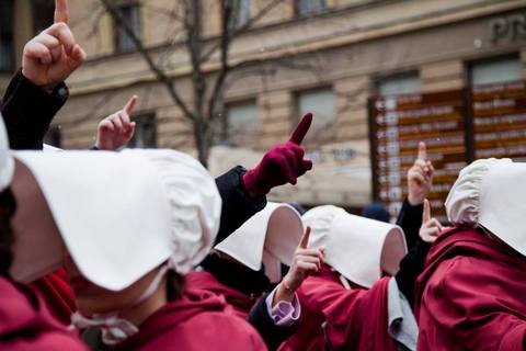 DIGNITE GLAVE: Kako su „sluškinje“ okupirale grad (FOTO)