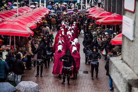 DIGNITE GLAVE: Kako su „sluškinje“ okupirale grad (FOTO)