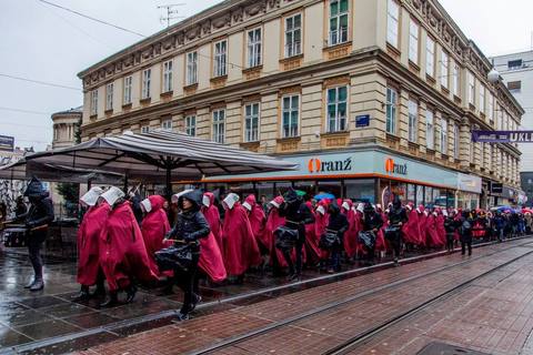 DIGNITE GLAVE: Kako su „sluškinje“ okupirale grad (FOTO)