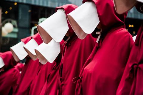 DIGNITE GLAVE: Kako su „sluškinje“ okupirale grad (FOTO)