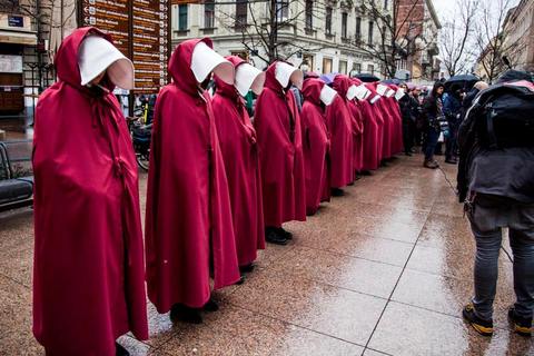 DIGNITE GLAVE: Kako su „sluškinje“ okupirale grad (FOTO)